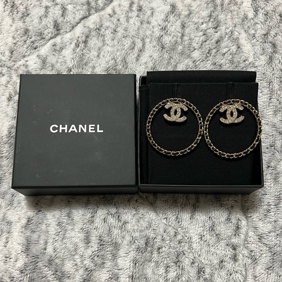 🚫SOLD🚫🌺🌸CHANEL XL CC Logo Leather Hoop Earrings in Gold Tone Hardware🌸🌺 - Picture 2 of 8